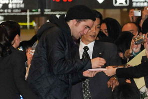 『トワイライト』ロバート・パティンソン来日で成田空港に500名を超すファン殺到 画像