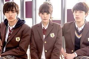 【特別映像】坂口健太郎、桐谷美玲に壁ドン！  “マナー失格”を取り締まり!? 画像