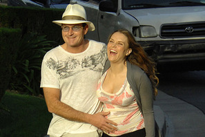 チャーリー・シーン夫妻に双子の男の子が誕生 画像