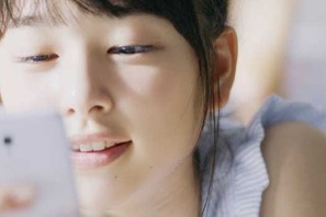 “岡山の奇跡”桜井日奈子に胸キュン！ 「白猫」新CMで無邪気に喜ぶ表情に注目 画像