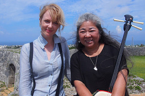 「マッサン」シャーロット・ケイト・フォックス、沖縄音楽に触れ歌声披露 画像