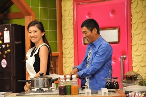 篠原涼子の白エプロンに明石家さんまメロメロ!? 「さんまのまんま」 画像