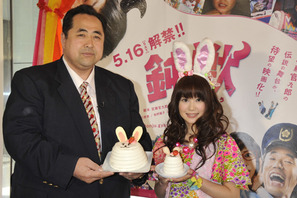 元横綱も形なし！　スイーツ親方、佐津川愛美のスイーツ＆ロリータ攻撃に寄り切られる 画像