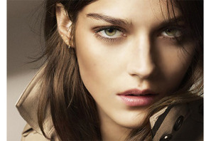 バーバリー、LINEでメイクアップコレクションを販売！ 画像