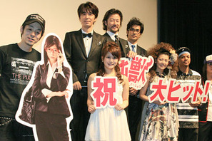 ユースケ、あおいに続き真木よう子も「2連チャンで胸もめて光栄」　爆笑『鈍獣』初日 画像