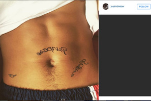 ジャスティン・ビーバー、ニューアルバムのタイトルのタトゥーを入れる 画像