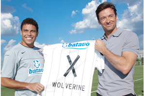 “怪物”2人がユニフォーム交換　ヒュー・ジャックマンがブラジルでロナウドと対面 画像