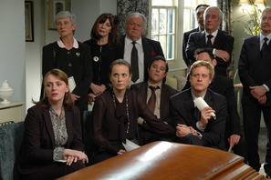 イギリス発！　笑い満載の『ハウエルズ家のちょっとおかしなお葬式』予告編が到着 画像