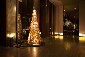 日本の伝統を紙に刻んだアートなクリスマスツリーが灯る！「アンダーズ 東京」 画像