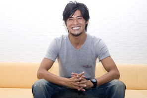 俳優・坂口憲ニが波に乗せて届ける思い「もう一度、自分が生まれたこの国を見たい」 画像