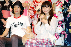 持田香織が熱唱も、だんだん足が開いてしまう？　“女子力”の低さに苦笑 画像