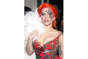 レディー・ガガ、デヴィッド・ボウイに捧げたパフォーマンスはボウイの息子に不評 画像