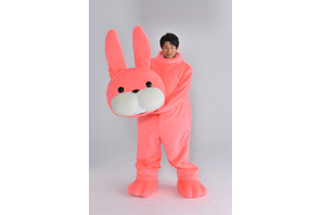 鈴木亮平、うさぎの着ぐるみを着た“死神”に！ 福士蒼汰主演「お迎えデス。」 画像