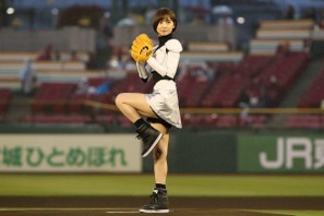 篠田麻里子、始球式に宇宙服＆ミニスカで登場！ 画像