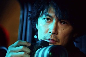 福山雅治、長髪＆髭面のパパラッチに！眼光鋭いビジュアル解禁『SCOOP！』 画像