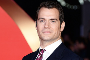 33歳のヘンリー・カビル、交際から1年経たずして13歳年下の彼女と破局 画像