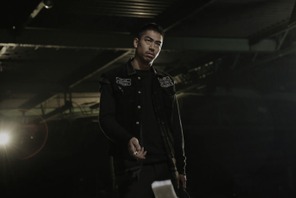 “最強の男”AKIRA、笑顔から慟哭…変貌の理由は？20週連続企画第14弾『HiGH＆LOW』 画像