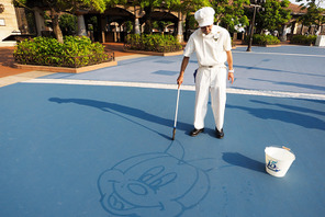 【ディズニー】ミッキー＆ミニー15周年限定コスで登場！水で描くサプライズ「カストーディアルアート」 画像