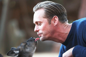 アレクサンダー・スカルスガルド、動物と戯れる姿がまさにターザン!? 画像