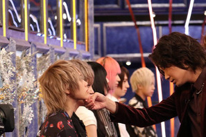 綾野剛、ジェンダーレス男子に“顎クイ”！男女の境界線はどこ？「境界線クイズ2016」 画像