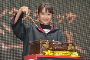 雨でずぶ濡れの高橋愛、笑顔絶やさず『ハリー・ポッター』愛を熱弁 画像