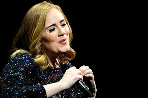 アデル、“唇にキス”のファンサービス!? 画像