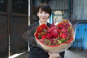 波瑠、「ON」クランクアップ！ 難役演じきり達成感のスマイル 画像