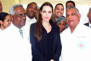 アンジー、ハイチ大震災被災者と面会。破局報道の英国紙をブラピと共に告訴 画像