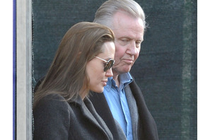 アンジー、長年疎遠だったオスカー俳優の父親とついに和解？ 画像