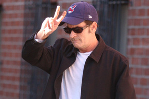 チャーリー・シーンがリハビリ施設に入所。出演中のＴＶシリーズは撮影中断 画像