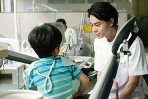 菅田将暉の“歯科医”姿も！ 『キセキ』場面写真が公開 画像