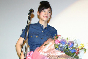 仲里依紗、地元・長崎で『時かけ』舞台挨拶　祖母からのサプライズ花束に思わず涙　 画像