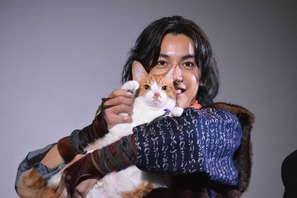 大野拓朗、共演ネコに「かわいすぎる」とメロメロ 画像