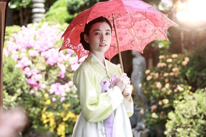 ハン・ヒョジュ、同世代の実力派チョン・ウヒと相性ピッタリ！『愛を歌う花』メイキング映像入手 画像