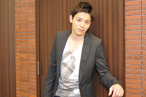 『孤高のメス』吉沢悠インタビュー 立ち止まり、進む…自らを重ねて演じた青年医師 画像