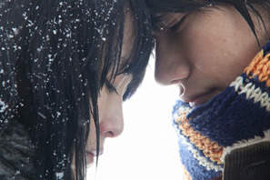 松山ケンイチが菊地凛子抱きしめキス…　『ノルウェイの森』コラボCMが到着！ 画像