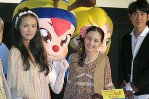 美少女女優アヤカ、みつばちハッチ顔バースデイケーキに感激 画像