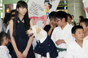 夏帆　新宿駅で非行防止キャンペーン　共演犬は大あくびのご愛嬌 画像