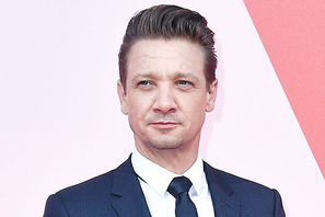 ジェレミー・レナー、スタント中に両腕を負傷…撮影に影響は？ 画像