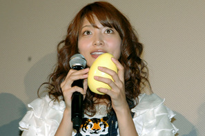 板東英二が舞台挨拶乱入　相武紗季の“ふんどし祖父”の思い出に感動しゆでたまご贈呈 画像