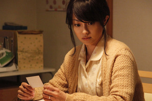 深キョン、衝撃の（？）リアル主婦映像解禁！　お疲れモードで味噌汁を作り… 画像