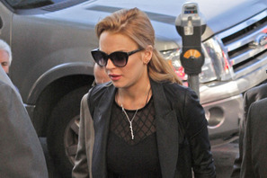 リンジー・ローハン、保釈直後に10代のホームレスたちの施設を訪問 画像