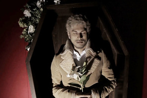 平井堅が死んじゃう？　新曲「アイシテル」映像は涙必至　特注サイズの棺桶から熱唱 画像