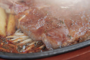 １ポンドもペロリといけちゃう!?  ウマすぎる”Tボーンステーキ” 画像