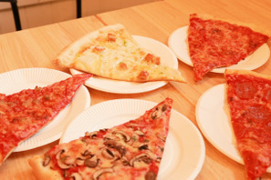 ワンコインで楽しめる！ニューヨークスタイルのビッグなピザ 画像