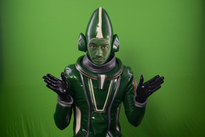 斎藤工、全身緑色の謎の宇宙人に！「宇宙人うそつかない」 画像