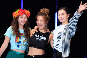 【第25回東京ガールズコレクションA/W】「テラハ」エビアン＆ローレン＆Nikiが再会！頬チューも 画像