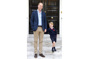 ジョージ王子、父・ウィリアム王子に手を引かれて初登校！ 画像