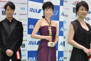 毎日映画コンクール タキシードの稲垣吾郎に大歓声!三池監督は銀色ジャケットで登場 画像