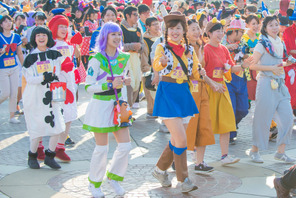 【ディズニー】ミッキーたちも応援！開園前のパークを仮装で走る特別イベントが初開催 画像